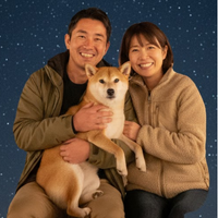 30代後半の夫婦が柴犬と並んで微笑む冬のテラス