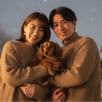 20代後半カップルが愛犬と冬の星空を眺める様子
