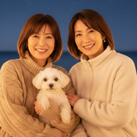 40代女性2人が小型犬と笑顔で写る冬のテラス